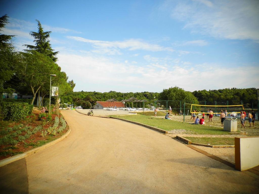 Easyatent Bungalow Tent Lanterna Červar-Porat Zewnętrze zdjęcie